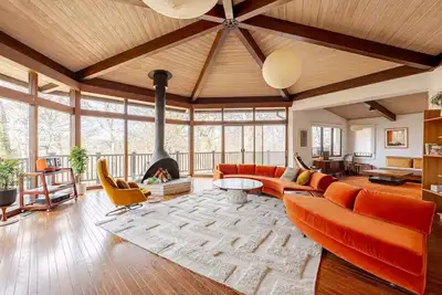 Chalet Retreat ~ 70s Design ~ Minutes to Dc! - 5bd/6ba