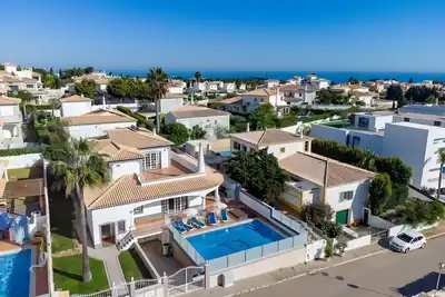 Image de Villa 'Albufeira Beachside' avec piscine privée, Wi-Fi et climatisation
