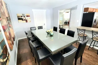Image de 6 bdrms-2 Kitchens-Patio & Sunroom - Easy Access to Red Rocks and Downtown!