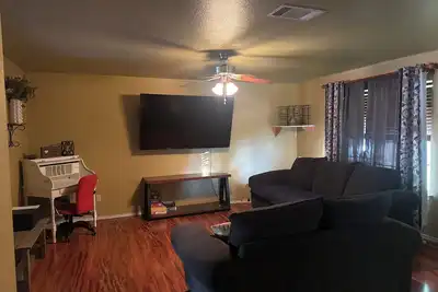 Image de Charming 3-bedroom 2-bath home with a perfect location near Downtown Kyle.
