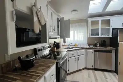 Image de 3 bedroom, 2 bathroom across from Walmart, 5 minutes to the airport & hospital.