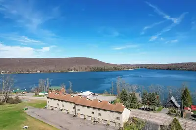 Image de Charming Condo, Lake Views, Walk to Restaurants!