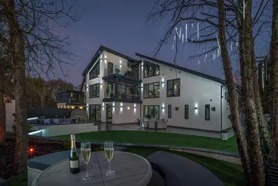 Image de Luxurious 7 bedroom durham mansion pool, hot tub, cinema
