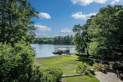 Image de Lakefront Escape on Lake Sinclair • Hot Tub • Ideal for Families & Friends