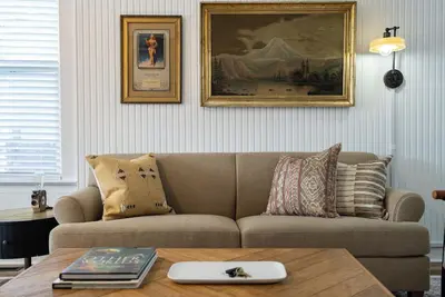 Image de Where We Roam Cottage - Walk to Downtown & Lake