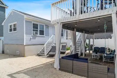 Image de Beach house 2 blocks from the board walk, parking, beach towels and badges