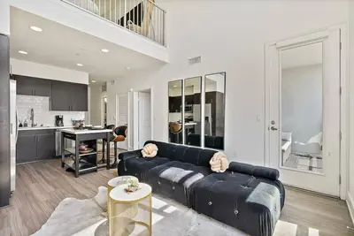 Image de Stylish Pent House in charming Glendale with patio, King bed & much more