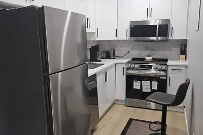 Image de Entire Place - Stylish 3-Br | Free Parking | Fast WiFi | \nPrivate Entrance + Gym