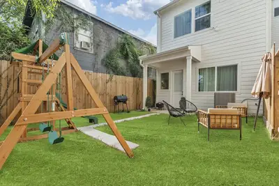 Image de Luxe Big 3br Sleeps 8 5min Downtown Ht, big yard, city views