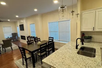 Image de Elegant 4-bedroom 5 bed home sleeps 8-10!