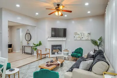 Image de 8 Mi to Beach Park: Bakersfield Gem w/ Yard!