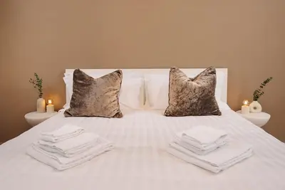 Image de Stylish 2-Bedroom Flat by St. Peter’s – King Bed, A/C, Fast Wi-Fi. Super Clean!