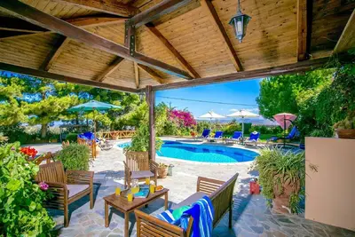 Villa avec terrasse extérieure et piscine