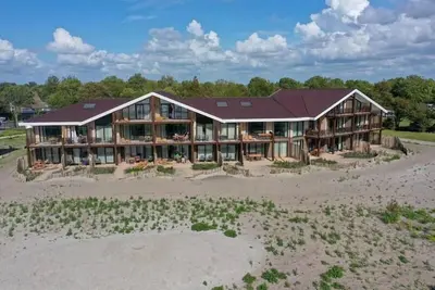 Image de Luxury 4-person apartment with sauna, bathtub, and balcony overlooking the IJsselmeer. Ideal for a relaxing stay by the water.