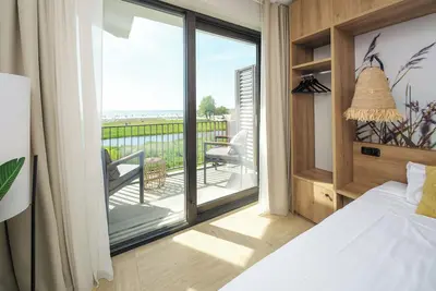 Image de Compact and luxurious studio directly on the IJsselmeer. With private balcony or terrace, great views, and all essentials for two.