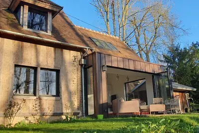 Image de Maison de campagne rénovée sur 6000m² de terrain arboré avec spa et sauna.