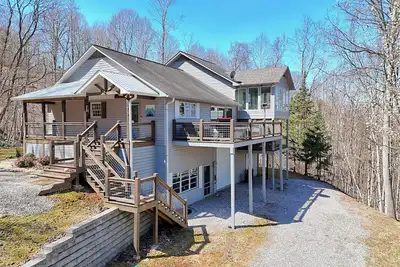 Image de Altitude Adjustment by Chatuge Home Concierge | Firepit, Hot Tub, Mountain & Lake Views
