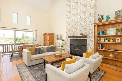 Image de Bright La Loft Style, 7 Ft Deep Pool, Fireplace