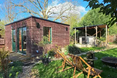 Image de Séjour à 2, dans un micro-lodge cosy au cœur de la nature avec jacuzzi privé.