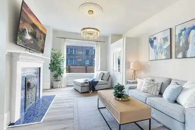 Image de Vintage Meets Modern! Spacious Capitol Hill Single Family home with 97 walk scor