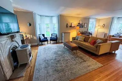 Image de Historic Downtown 6br Home + Walk to River, Lake & Dining