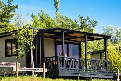 Image de Chalet Confort \"Nouméa\" + Clim _25m² (Modèle 1) - 2 chambres  + 12m² Terrasse couverte + Tv 5 personnes