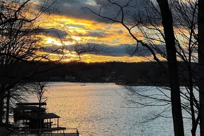 Image de 3 Bedrooms, 1 Flex Rooms, 3 Bathrooms! Lakefront Home with Sunset Views, located near Hales Ford Br