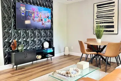 Comfy 4-bedroom apartment with WiFi, Ac, free parking in wonderful Hempstead