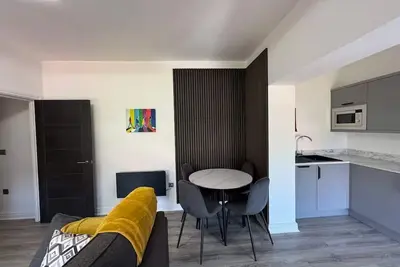 Image de Apt 4 Newly renovated and modern. Free onsite Parking close to City Centre