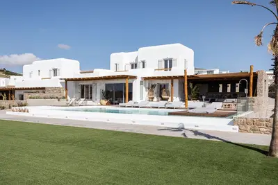 Image de Whitewashed Luxury With Epic Views