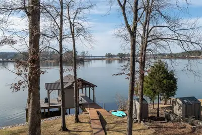 Image de Charming waterfront home with beautiful panoramic views! !
