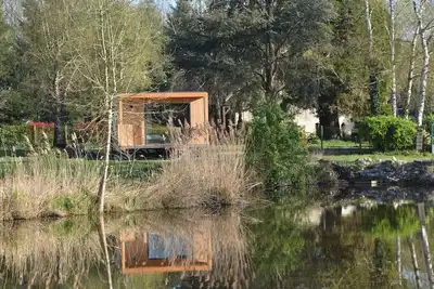 Image de Lodge au bord d'un étang, aux portes de Chambord et de la Loire.
