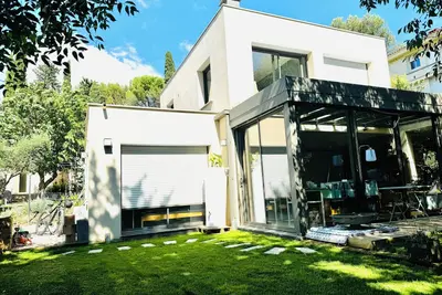 Image de Villa Design, verrière et parquet, jardin et fitness à coté du centre-ville