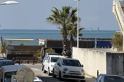 Image de Appartement T3 65 m2\n2 chambres \nTerrasse+ balcon vue latérale, mer+ patio