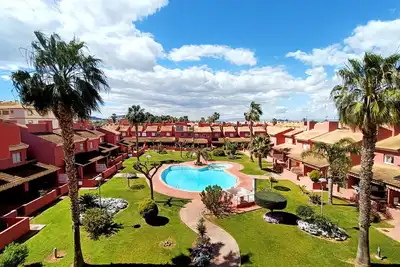 Image de Appartement avec balcon et vue sur la piscine
