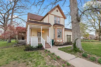 Image de Historic 1890, 3-bed Victorian townhome in welcoming Monett with WiFi, Ac