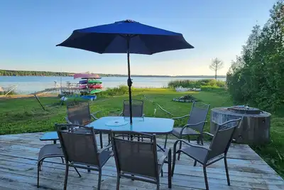 Image de Waterfront Cottage - Hot tub, kayaks, Ac, wifi, 4 br, 1 hr 15 mins from Toronto