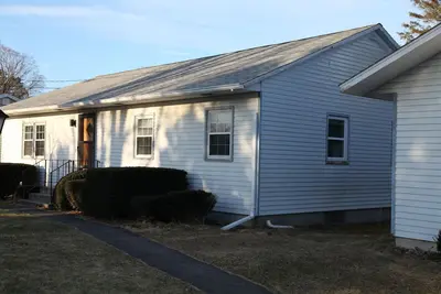 Image de May - 2 bedroom mid-century home with yard and views - close to village center
