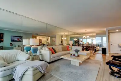 Image de Gorgeous 2-bedroom condo on beach with water views from each room and balcony