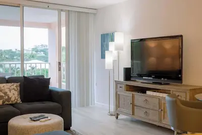 Image de Entire 2nd Floor 2 Br Elysian - Tennis & Tides