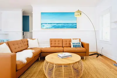 Image de 1 Block to Beach, Luxe Standalone Cottage, Theater, Game Room, Wave Room!