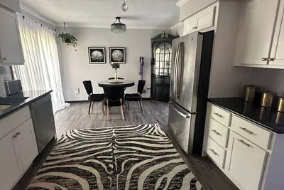 Image de Reno’d 2-br townhome with W/D, D/W, private deck in tranquil Sheffield Terrace