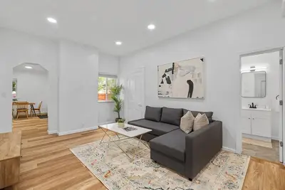 Image de Bloomfield, Shadyside 2 Modern and Spacious Two Bedroom with Free Parking