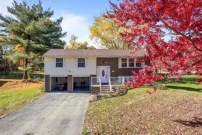Image de Modern and Accessible 5 Bedroom Home in Cranberry, Pittsburgh with a Game Room