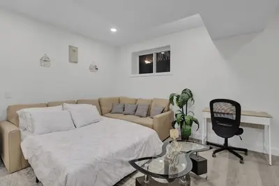 Image de Brand new - Cozy Modern Suit - 15 Minutes to Airport