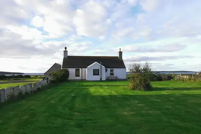 Image de Cosy Highland retreat with countryside and sea views.