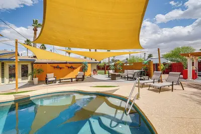 Image de 5 Mi to Phoenix Zoo: Poolside Paradise!
