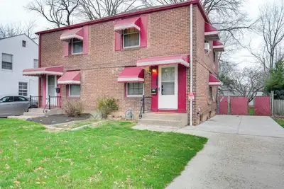 Image de 2 Mi to Lake Erie: Home w/ Yard in Euclid!