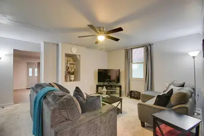 Image de 2 Mi to Historic District: Cozy Home in Quincy!