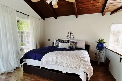 Image de 1 Acre Farm House